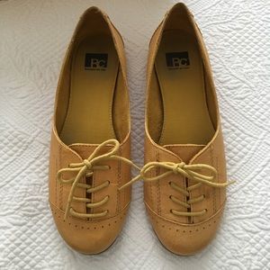 Quirky Yellow Lace Up Leather BC Flats Size: 7